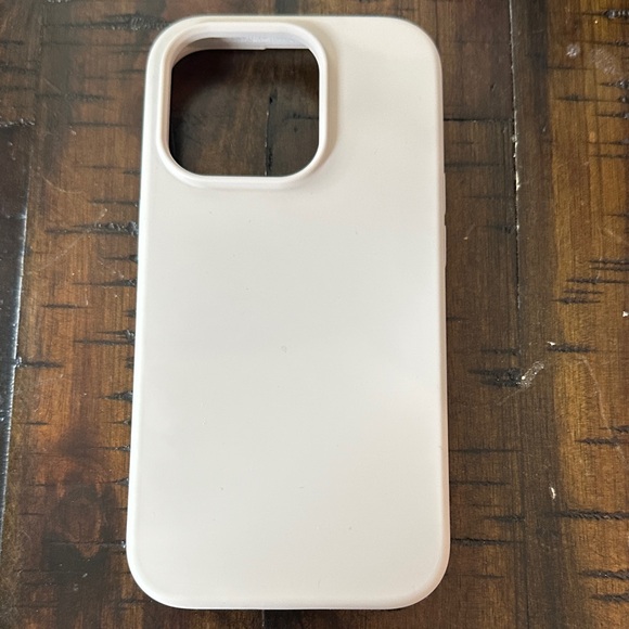 Amazon Essentials Cream Phone Case - Picture 1 of 5